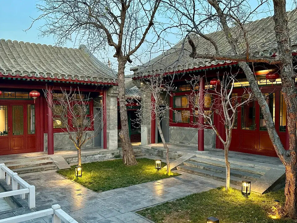 后海北沿胡同小院：正房、朱漆门窗与院内石铺地