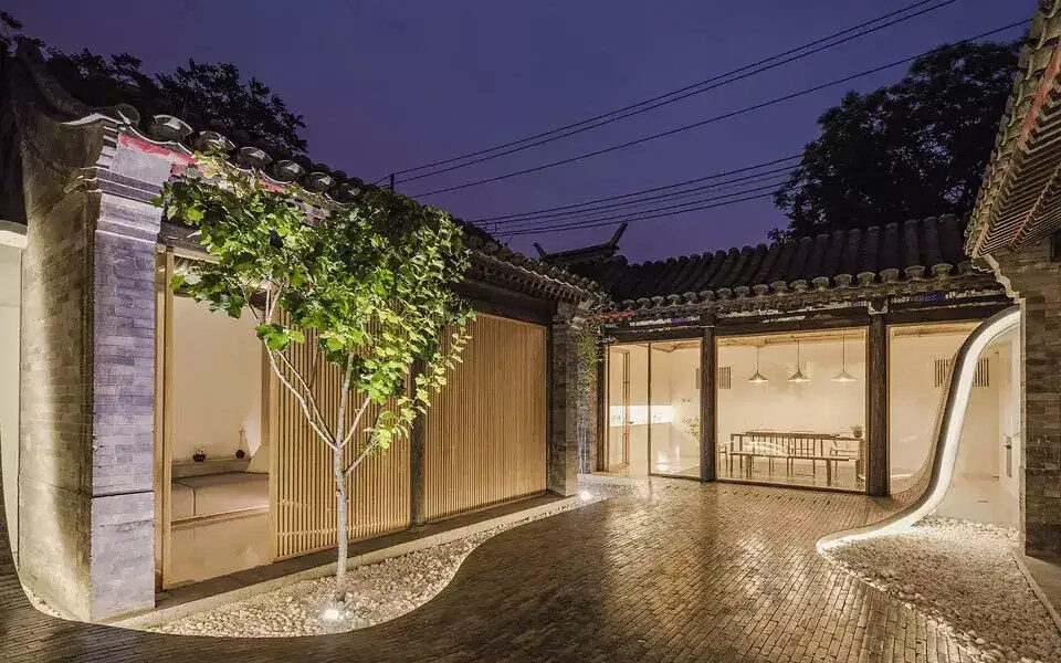 后海北沿胡同小院：黄昏灯笼下的正房与院子